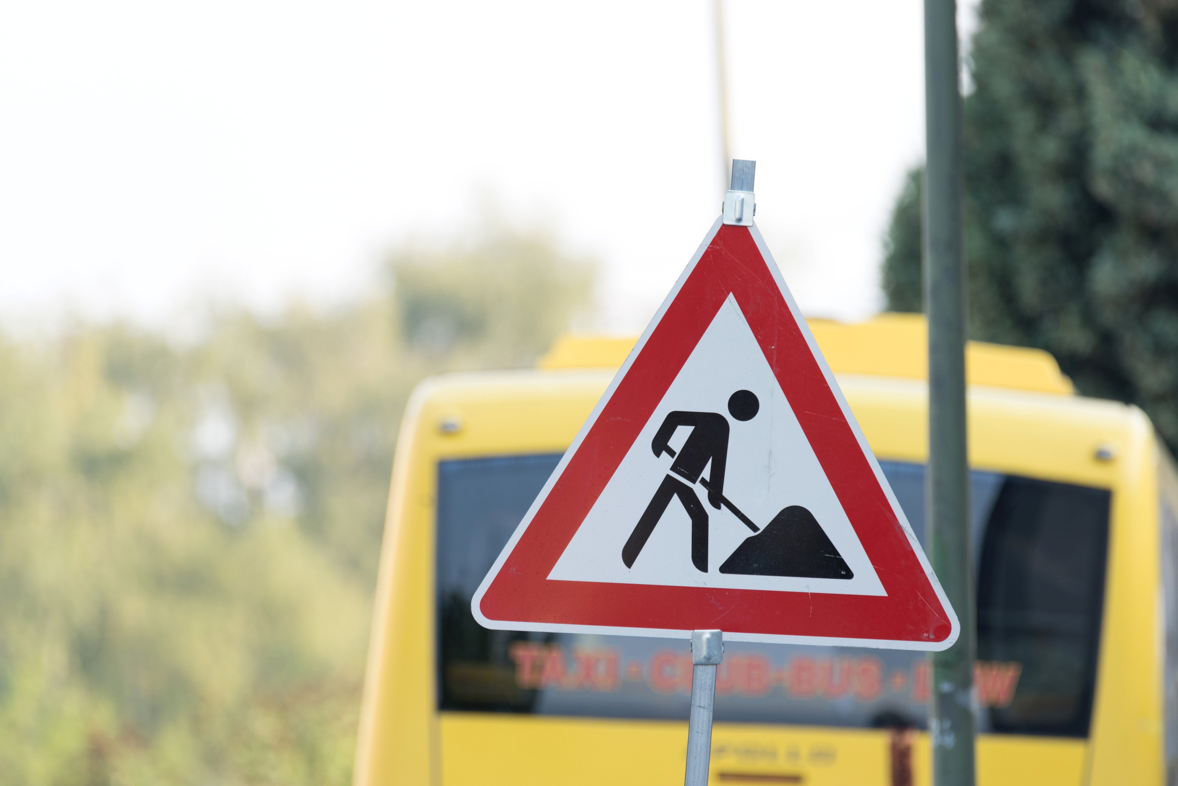 Ein Verkehrsschild Mit Dem Hinweis Auf Eine Baustelle Haus Grund Kiel